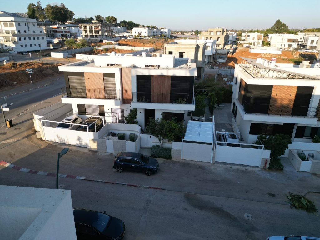 High Village — תמונה 1