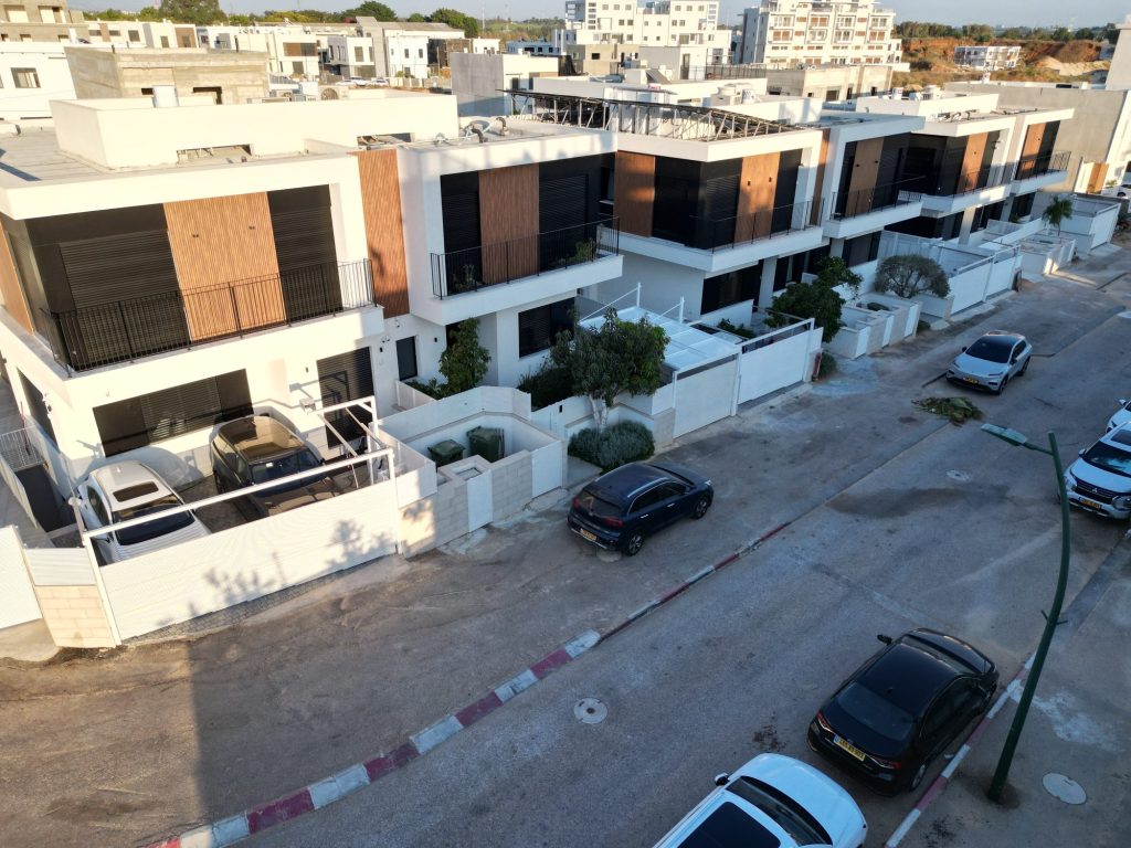 High Village — תמונה 2