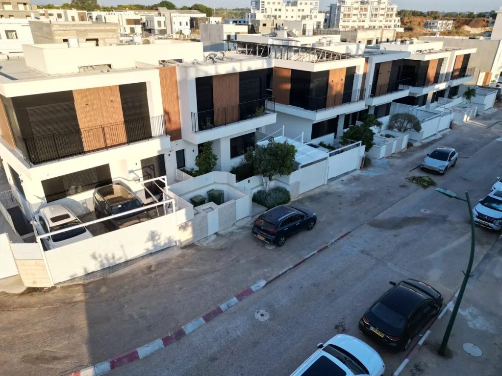 High Village, אבן יהודה